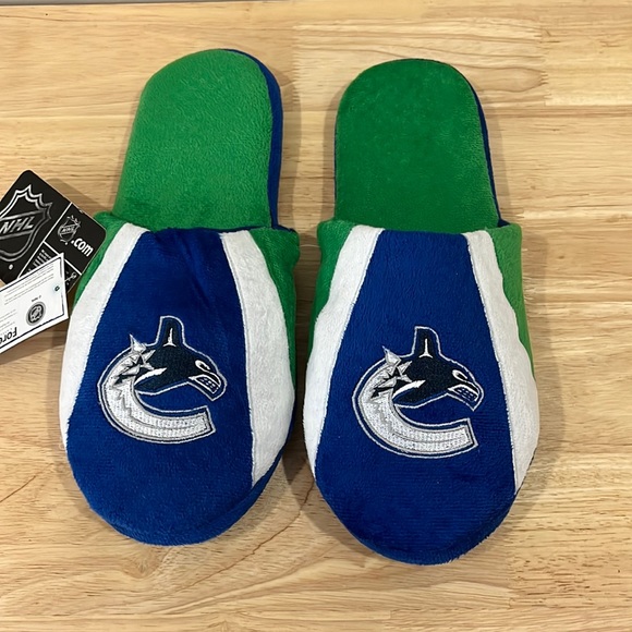 NHL | Vancouver Canucks Slippers - Picture 1 of 3